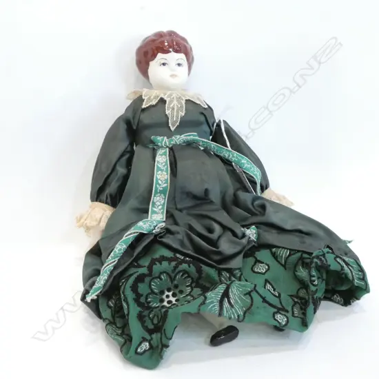 VICTORIAN PORCELAIN DOLL, IM? H. 300MM & MODERN PORCELAIN DOLL ON STAND. C1981 H. 320MM